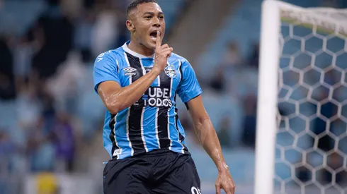 Carlos Vinícius, atacante do Grêmio. Foto: Maxi Franzoi/AGIF