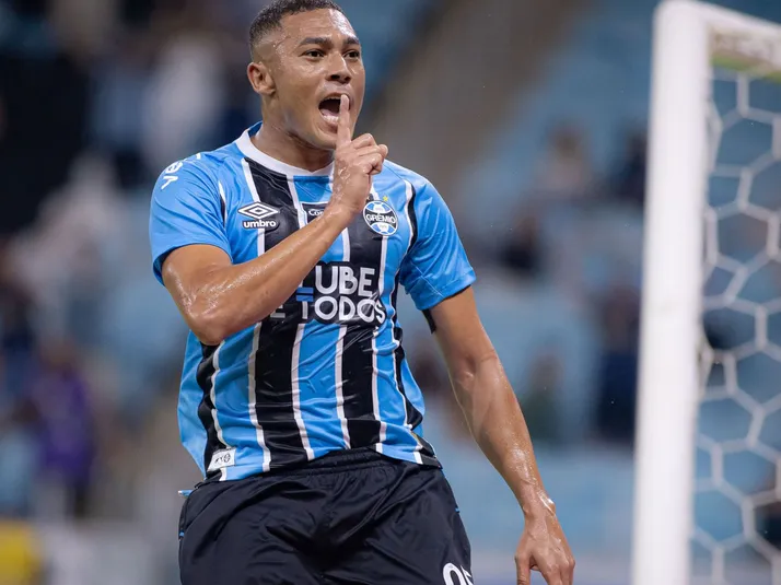 Grêmio pode ficar sem Carlos Vinicius na decisão estadual