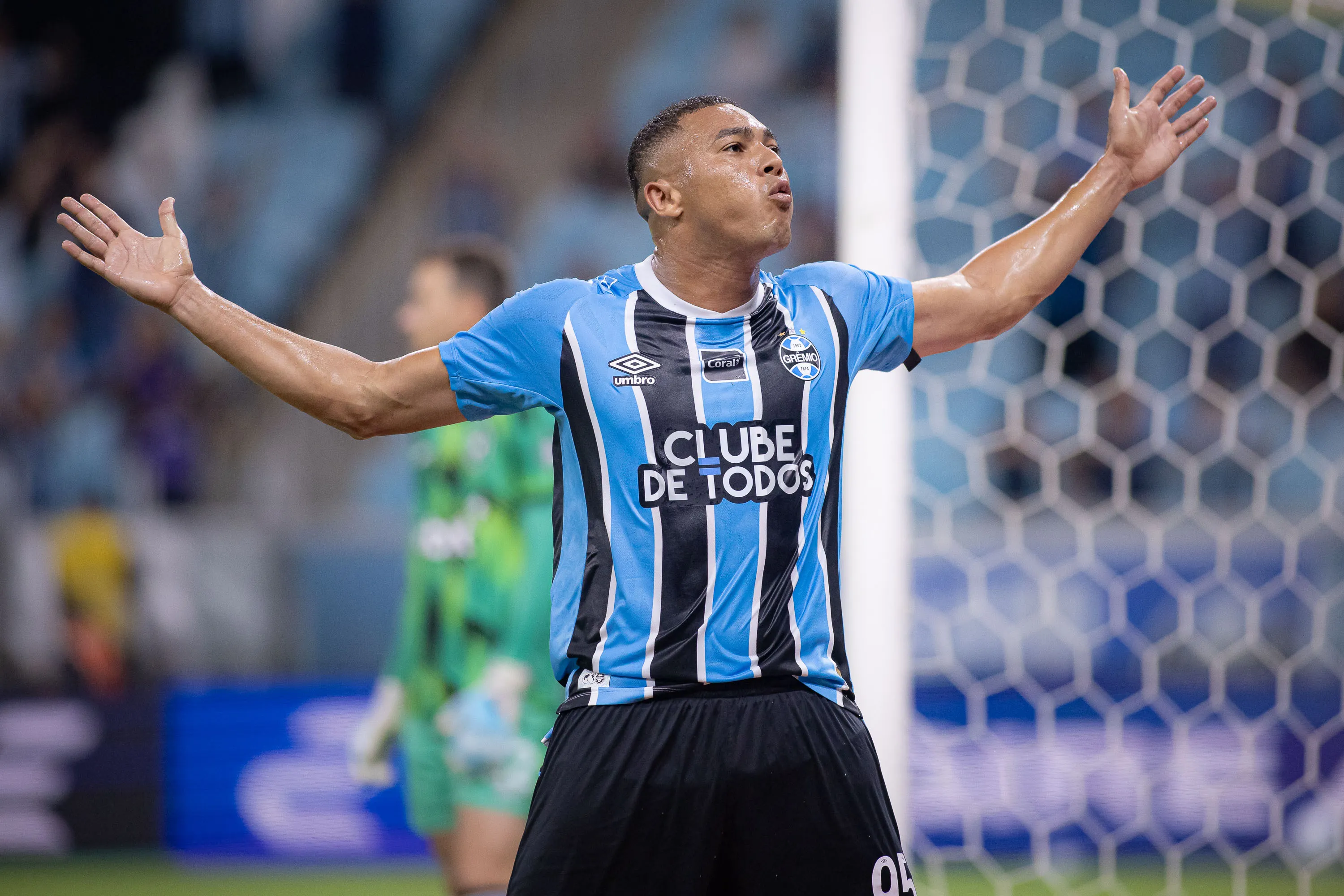 Carlos Vinicius jogador do Gremio comemora seu gol durante partida contra o Botafogo no estadio Arena do Gremio pelo campeonato Brasileiro A 2026. Foto: Maxi Franzoi/AGIF