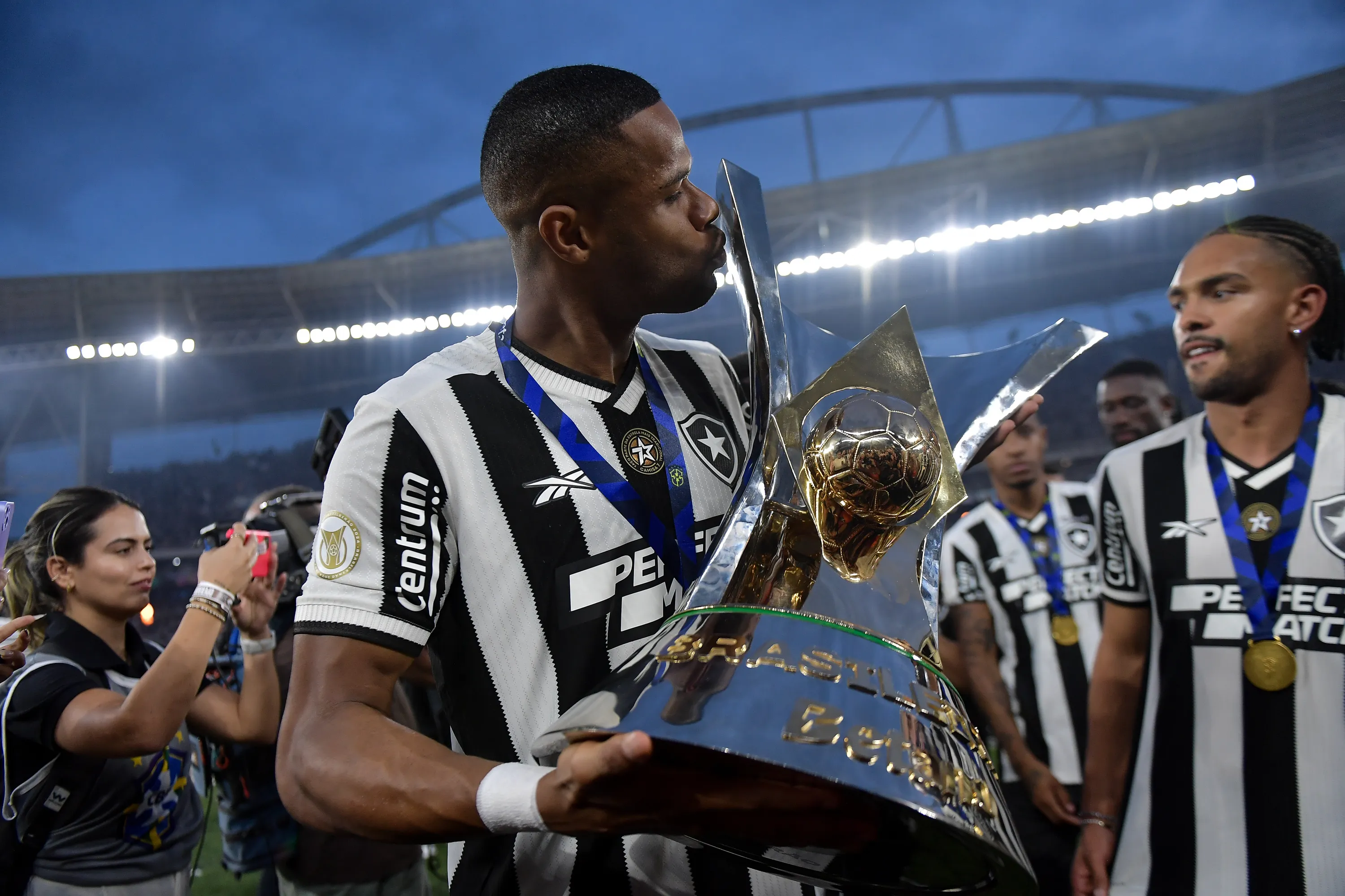 Junior Santos ex-jogador do Botafogo levanta a taca de campeao durante cerimonia de premiacao ao final da partida contra o Sao Paulo no estadio Engenhao pela decisao do campeonato Brasileiro A 2024. Foto: Thiago Ribeiro/AGIF