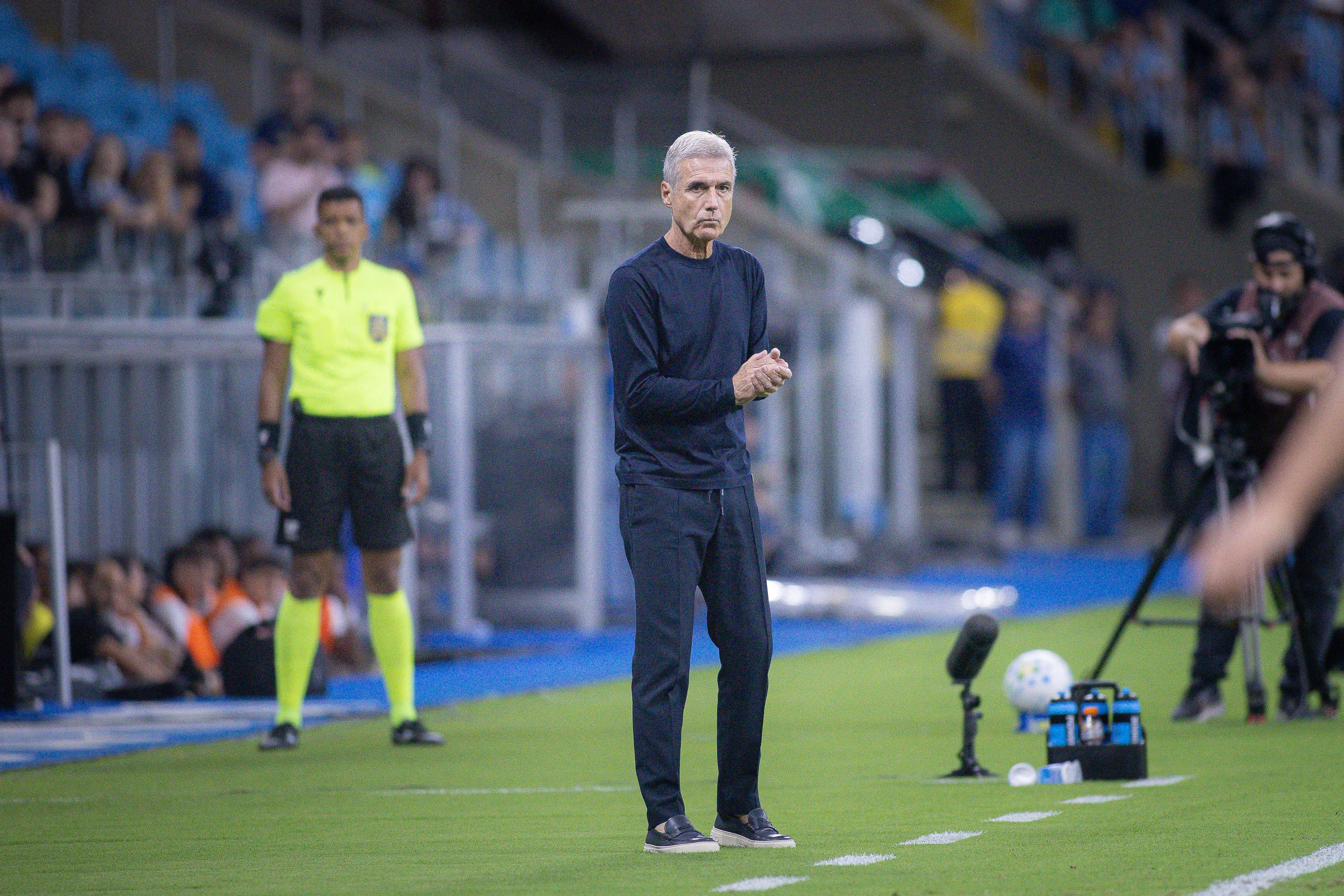 Luis Castro tecnico do Gremio durante partida contra o Atletico-MG no estadio Arena do Gremio pelo campeonato Brasileiro A 2026. Foto: Maxi Franzoi/AGIF