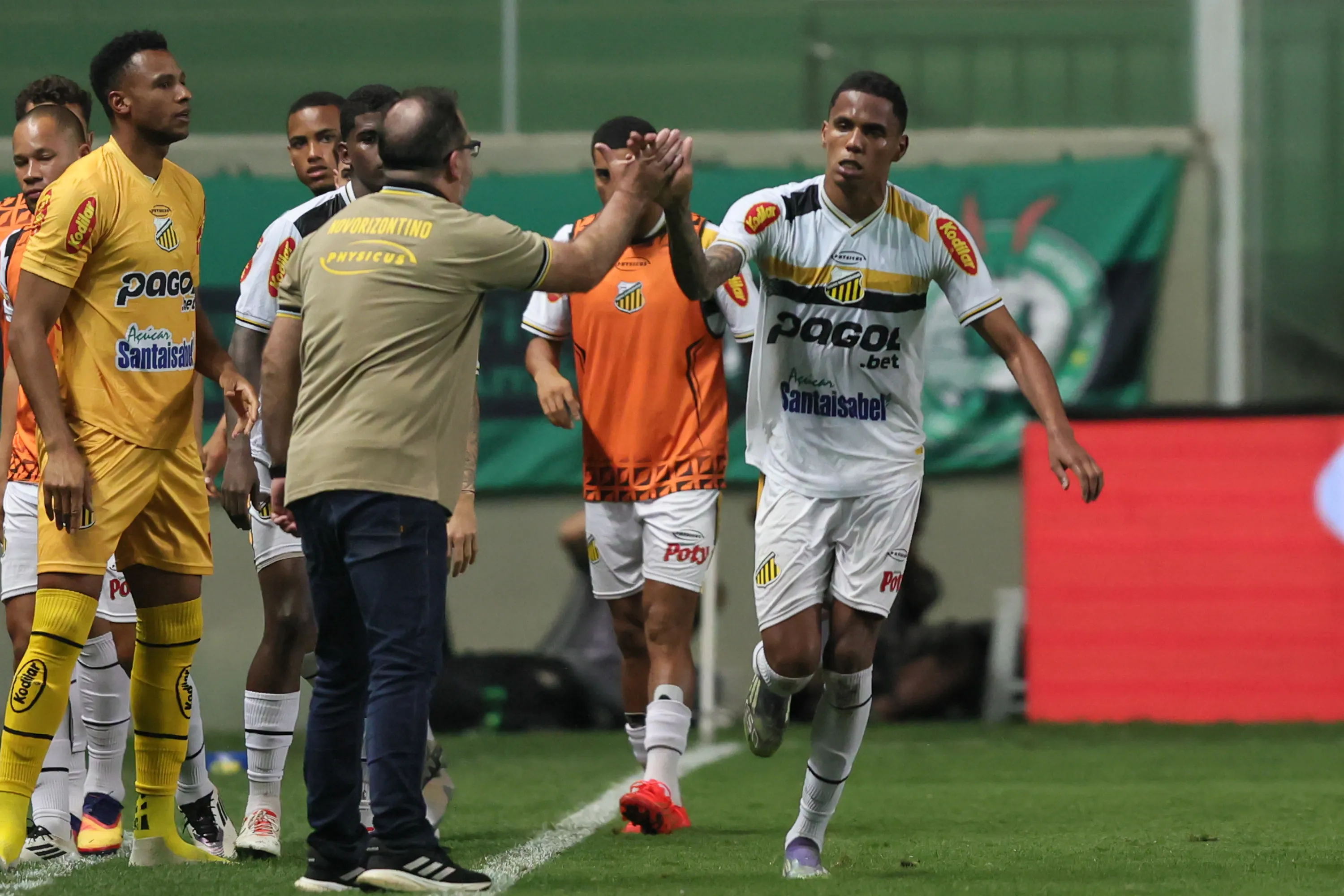 Dantas jogador do Novorizontino comemora seu gol durante partida contra o America-MG no estadio Independencia pelo campeonato Brasileiro B 2025. Foto: Gilson Lobo/AGIF