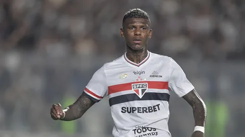 Arboleda jogador do São Paulo durante partida contra o Vasco no estádio São Januário pelo campeonato Brasileiro A 2025. Foto: Thiago Ribeiro/AGIF