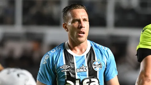 Arthur jogador do Grêmio durante partida contra o Santos no estádio Vila Belmiro pelo campeonato Brasileiro A 2025. Foto: Jota Erre/AGIF