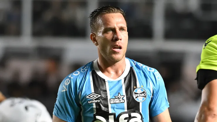 Arthur jogador do Grêmio durante partida contra o Santos no estádio Vila Belmiro pelo campeonato Brasileiro A 2025. Foto: Jota Erre/AGIF