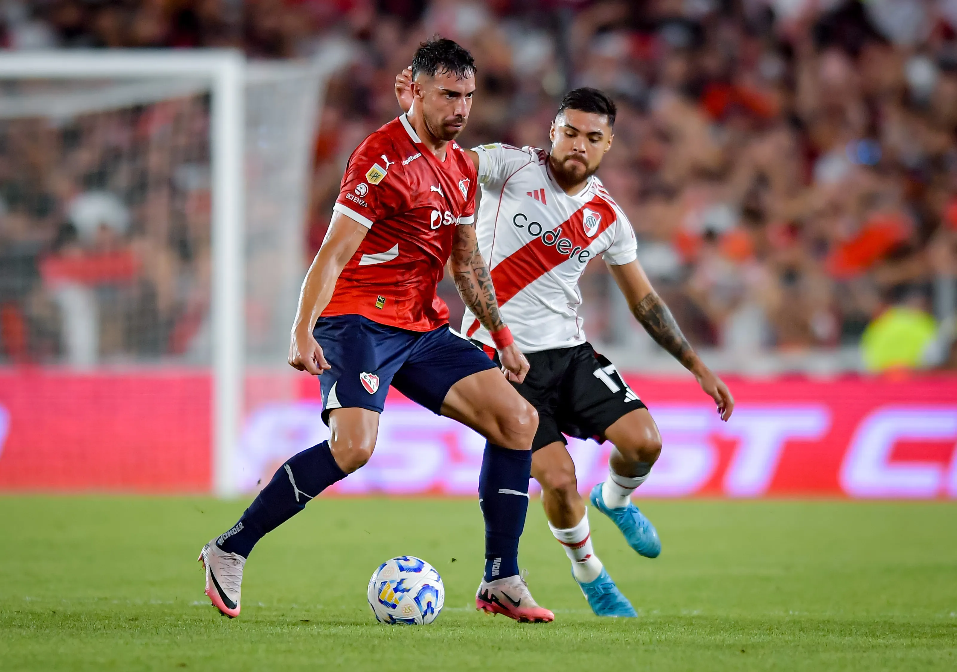 Gabriel Àvalos atuando em Independitente x River Plate –  (Photo by Marcelo Endelli/Getty Images)