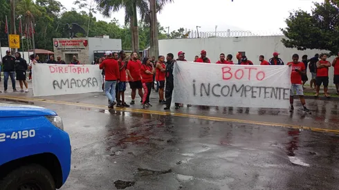 Protesto no Ninho do Urubu. Foto: Reprodução X Paparazzo Rubro-Negro