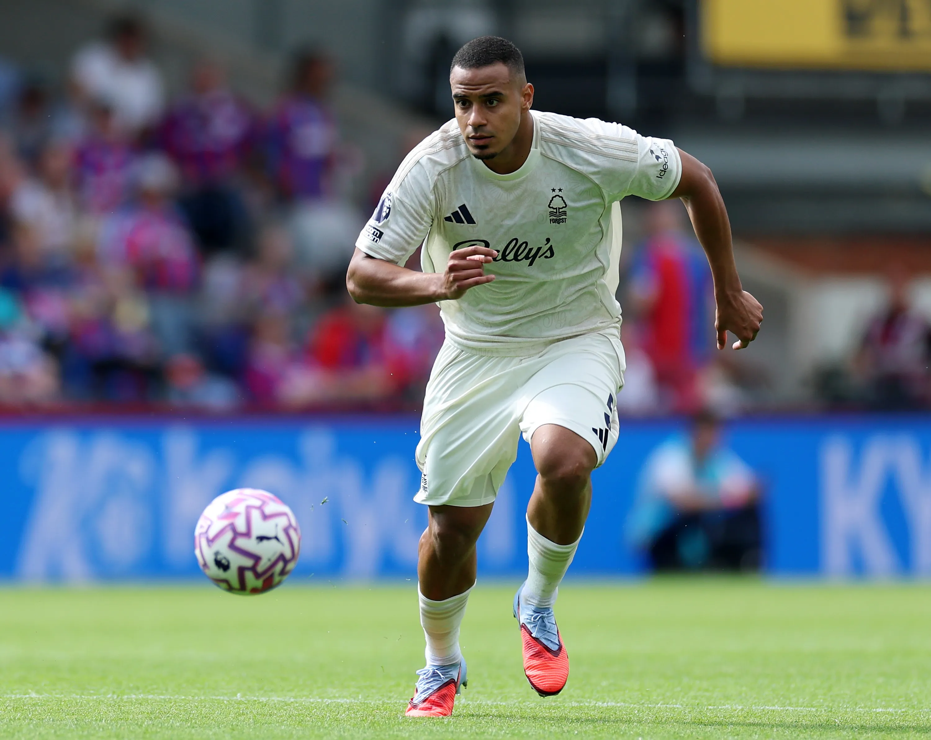 Murillo atuando no Nottigham Forest-ING na temporada 24/25 – (Photo by Eddie Keogh/Getty Images)