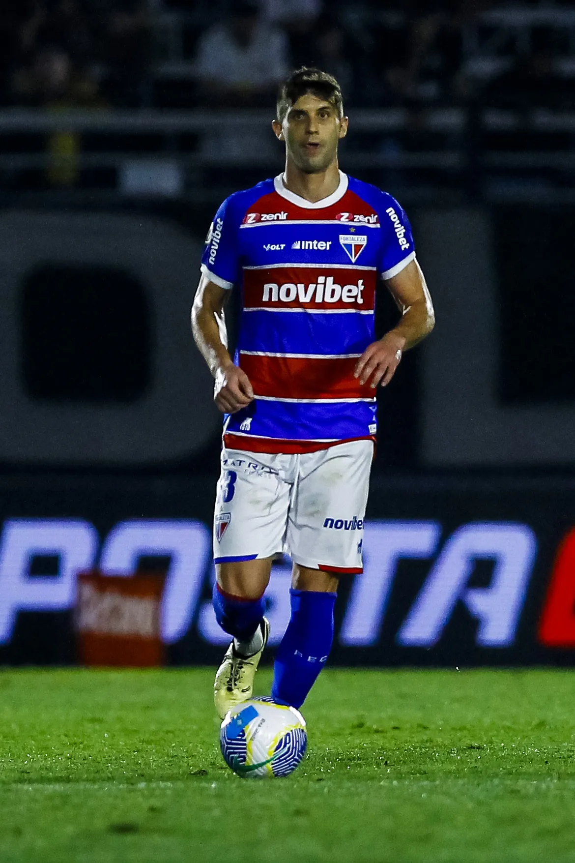 Kuscevic jogador do Fortaleza durante partida contra o Bragantino no estadio Nabi Abi Chedid pelo campeonato Brasileiro A 2024. Foto: Marco Miatelo/AGIF