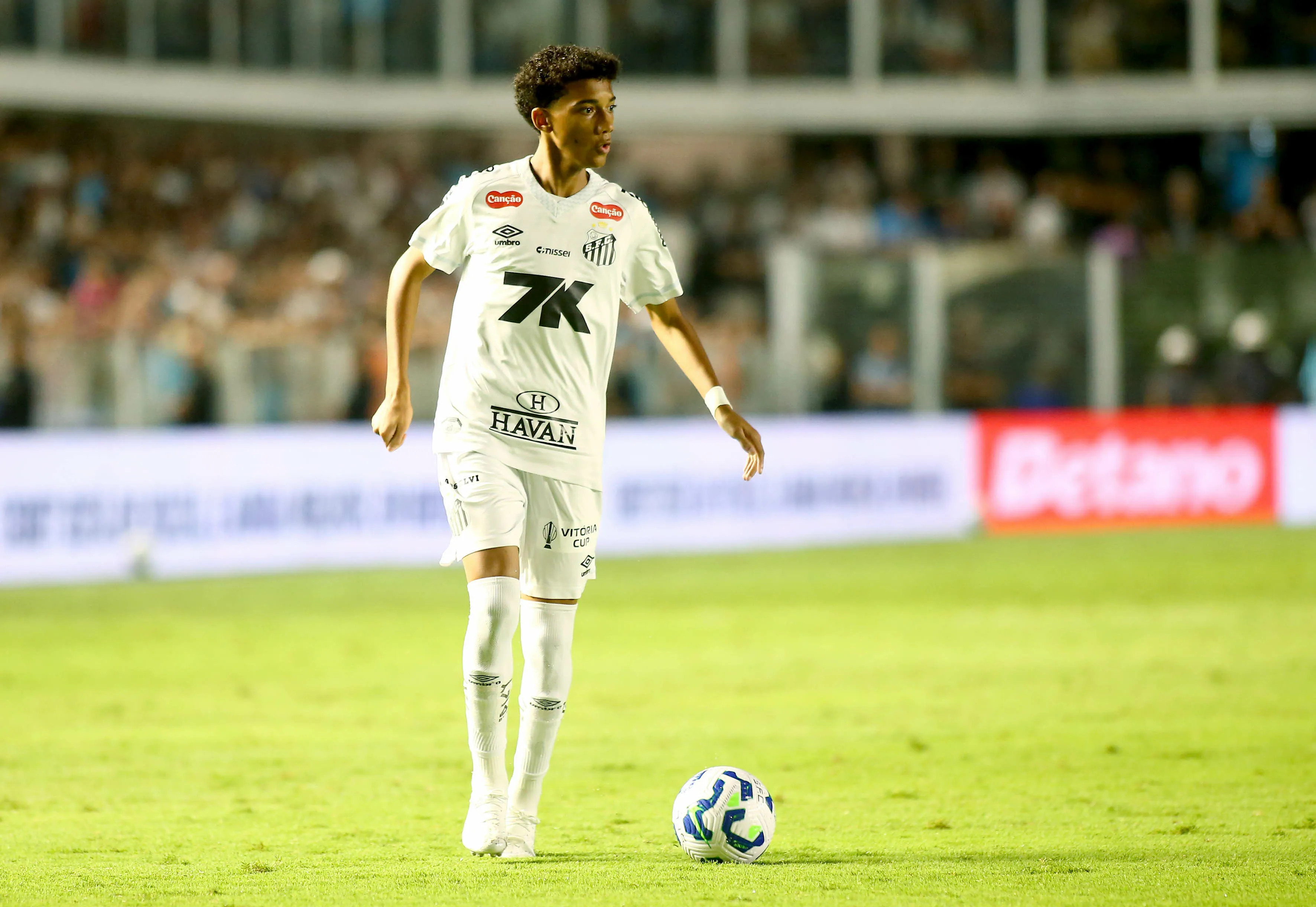 Robinho Jr. atuando no Santos em 2025 –  Foto: Mauricio De Souza/AGIF