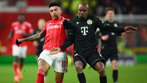 Júlio Romão disputa a bola com Igor Jesus, ex-Botafogo. Foto: Clive Mason/Getty Images