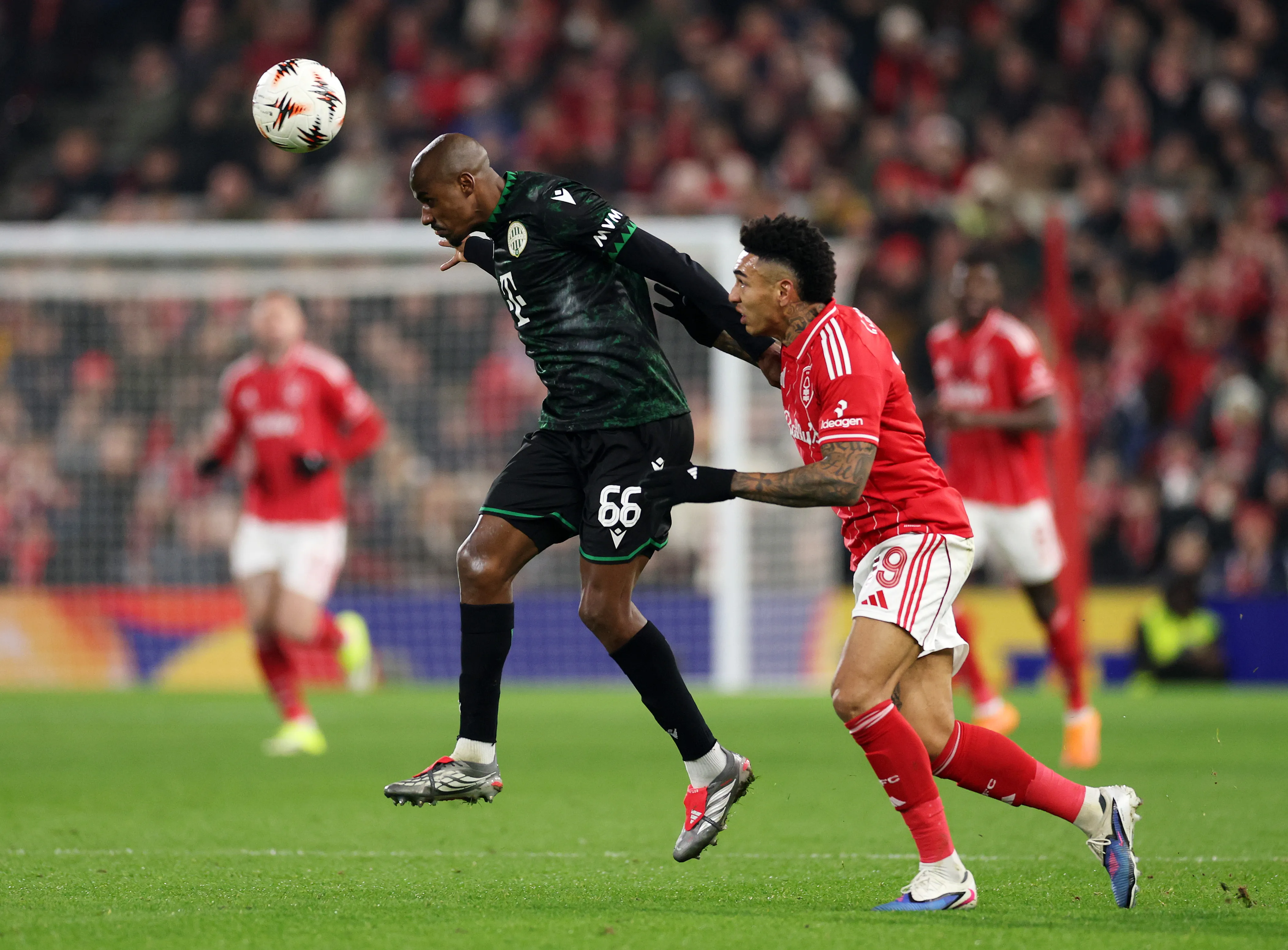 Julio Romão, do Ferencváros, disputa a bola aérea com Igor Jesus, do Nottingham Forest, durante a partida da 8ª rodada da fase de grupos da Liga Europa da UEFA 2025/26, entre Nottingham Forest FC e Ferencváros, no City Ground, em Nottingham, em 29 de janeiro de 2026. Foto: Michael Regan/Getty Images)