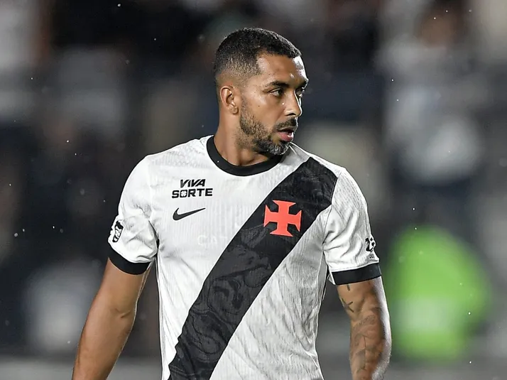 Torcida organizada do Vasco faz cobranças a PH