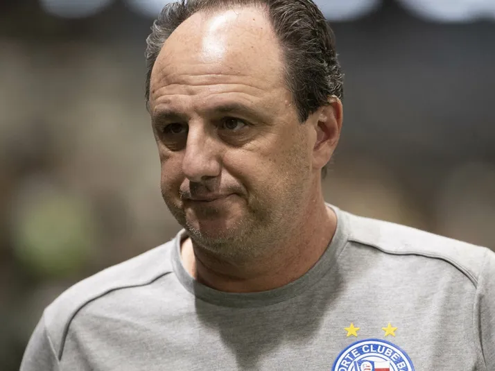 Torcida do Bahia protesta contra Rogério Ceni e elenco