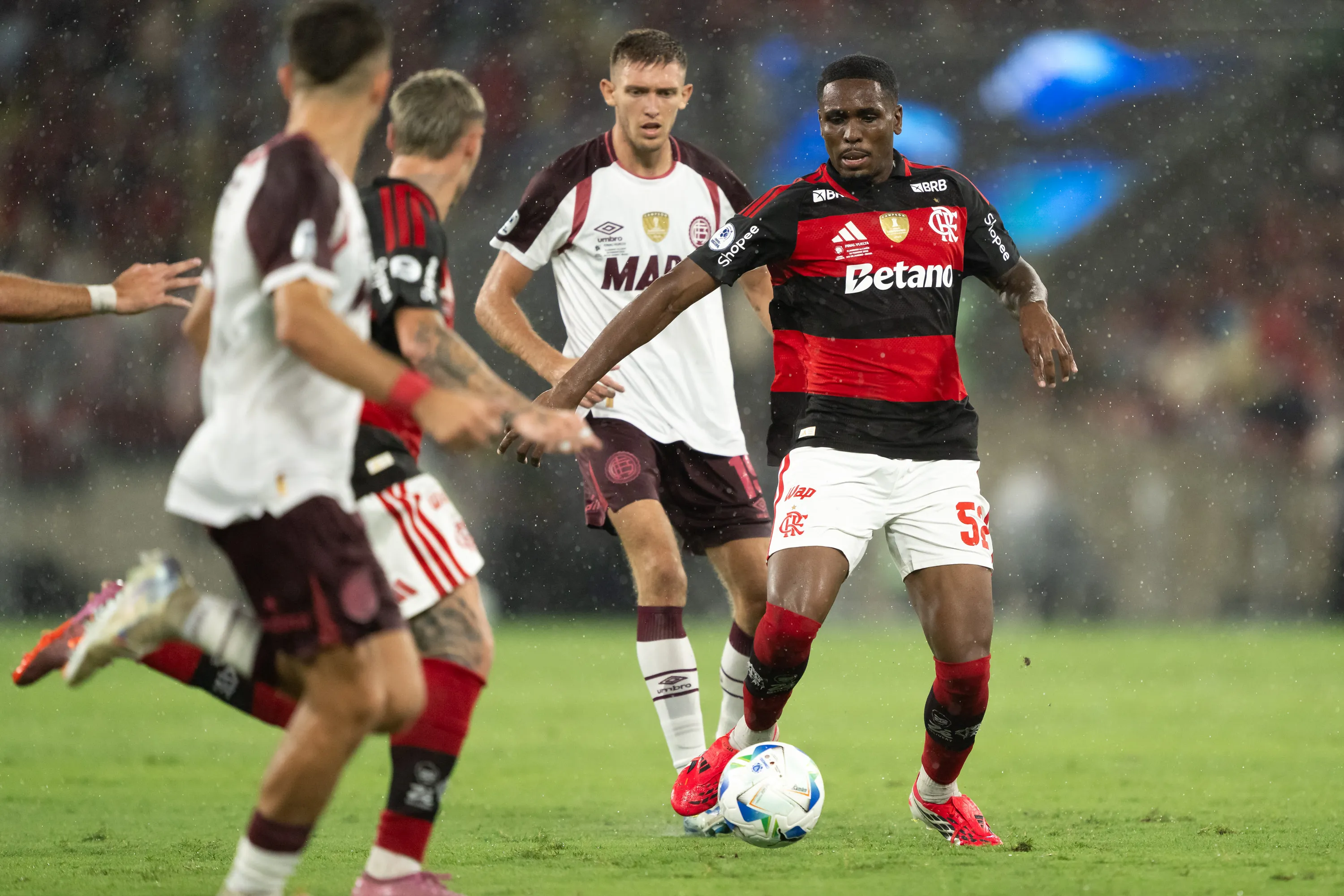 Evertton Araujo jogador do Flamengo durante partida contra o Lanus no estadio Maracana pelo campeonato [COMPETICAO]. Foto: Jorge Rodrigues/AGIF
