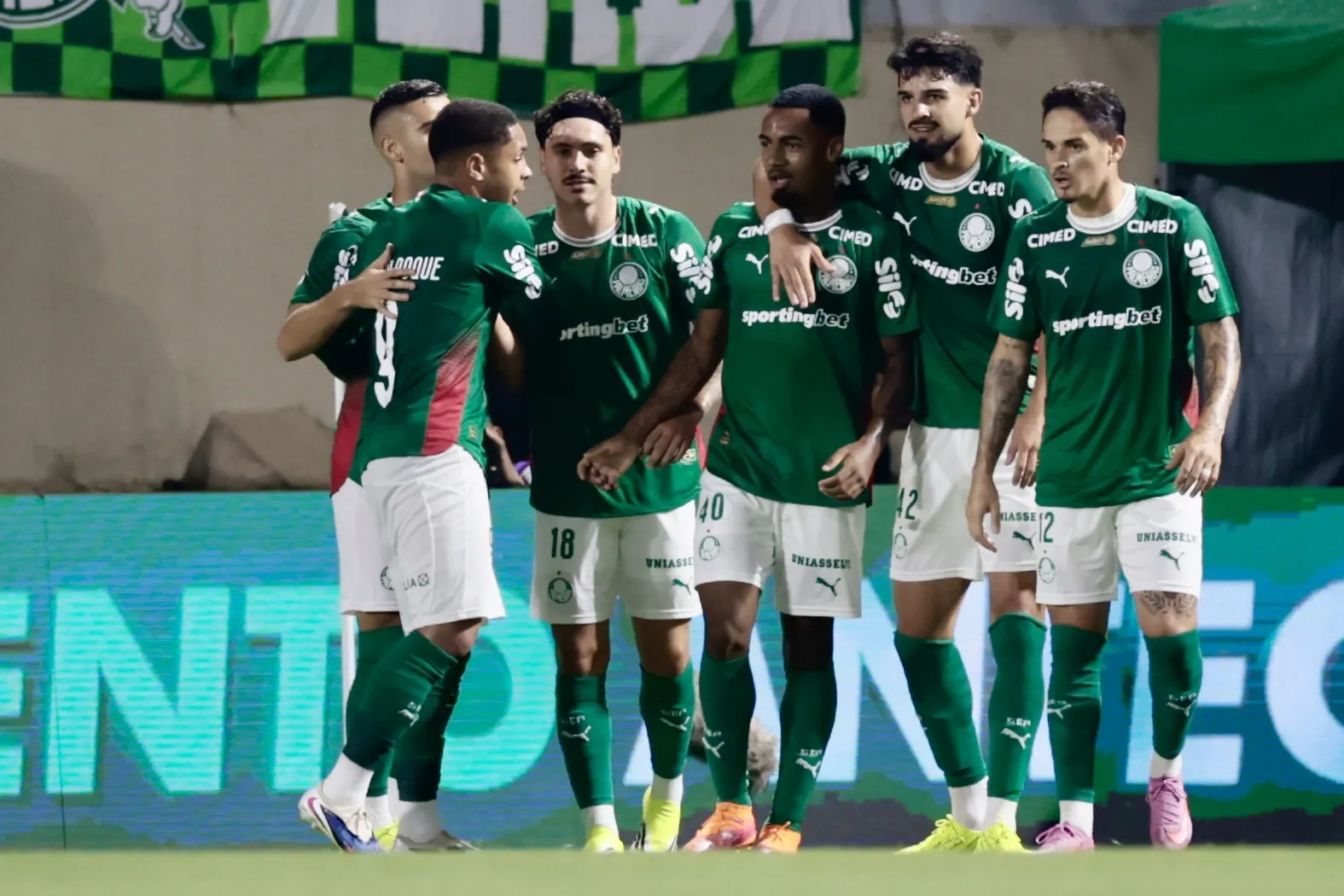 SP – BARUERI – 25/02/2026 – BRASILEIRO A 2026, PALMEIRAS X FLUMINENSE – Allan jogador do Palmeiras comemora seu gol com jogadores do seu time durante partida contra o Fluminense no estadio Arena Barueri pelo campeonato Brasileiro A 2026. Foto: Marcello Zambrana/AGIF