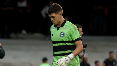 Pedro Morisco goleiro do Coritiba lamenta gol sofrido na cobranca de penalti em decisao de vaga para final do campeonato durante partida contra o Operario no estadio Couto Pereira pelo campeonato Paranaense 2026. Foto: Robson Mafra/AGIF