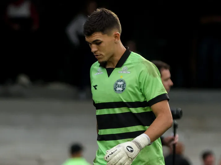 Morisco irá passar por cirurgia e desfalca Coritiba por meses