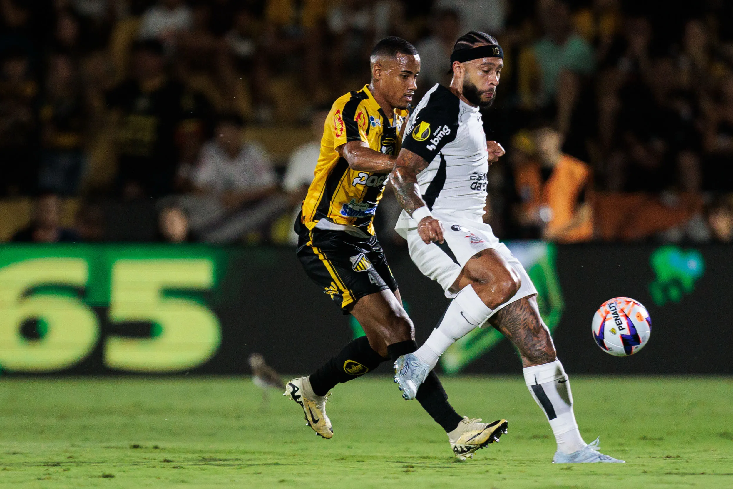 Memphis Depay jogador do Corinthians durante partida contra o Novorizontino no estadio Jorge Ismael de Biasi pelo campeonato Paulista 2026. Foto: Rapha Marques/AGIF