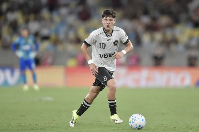Montoro jogador do Botafogo durante partida contra o Fluminense no estadio Maracana pelo campeonato Brasileiro A 2026. Foto: Thiago Ribeiro/AGIF