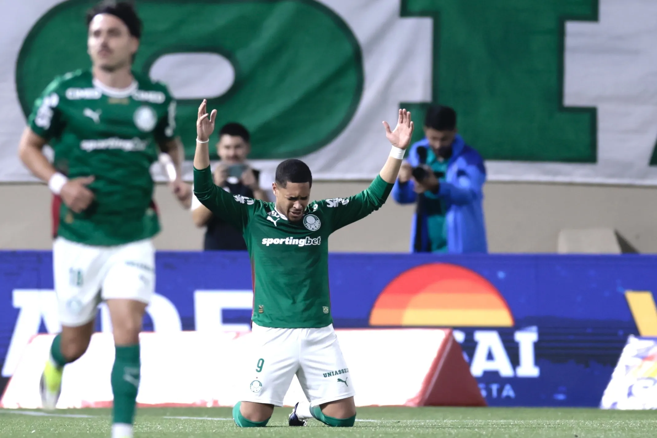 Vitor Roque jogador do Palmeiras comemora seu gol durante partida contra o Fluminense no estadio Arena Barueri pelo campeonato Brasileiro A 2026. Foto: Marcello Zambrana/AGIF