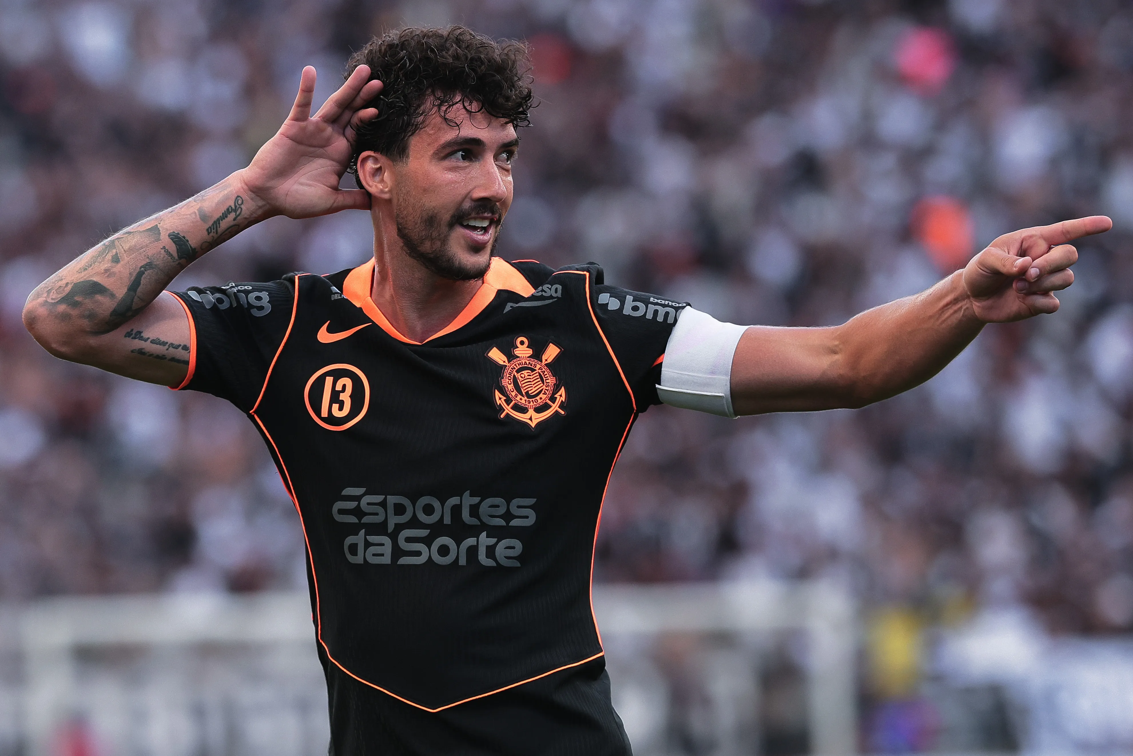 Gustavo Henrique comemorando gol durante partida contra o Ponte Preta no Campeonato Paulista de 2026. Foto: Ettore Chiereguini/AGIF