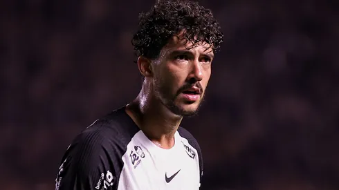 Gustavo Henrique durante confronto contra o Bahia no Brasileirão de 2026.