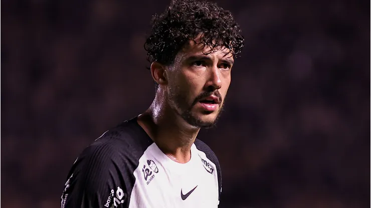 Gustavo Henrique durante confronto contra o Bahia no Brasileirão de 2026.
