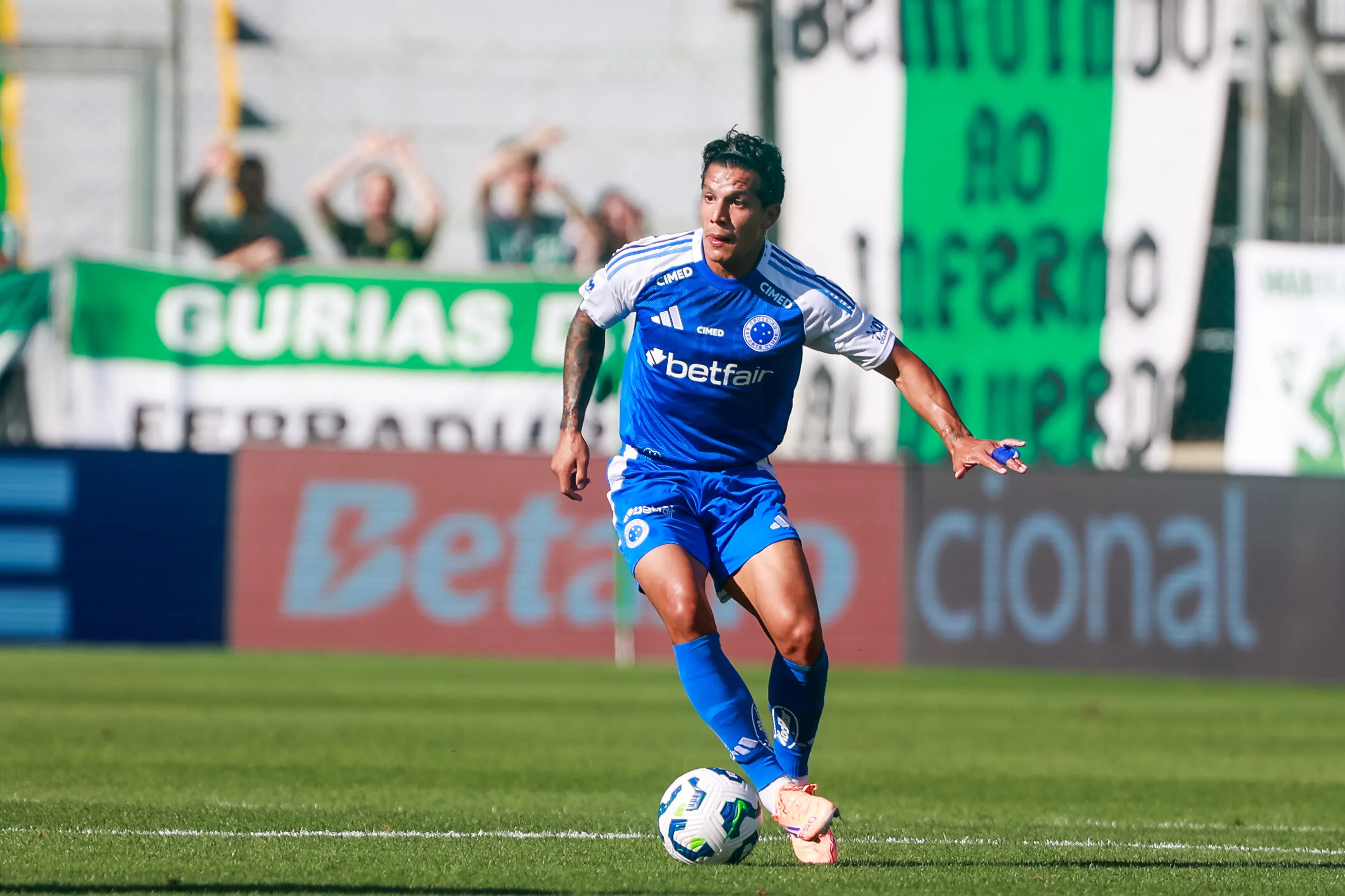 Lucas Romero durante partida contra o Juventude no Campeonato Brasileiro de 2025. Foto: Luiz Erbes/AGIF