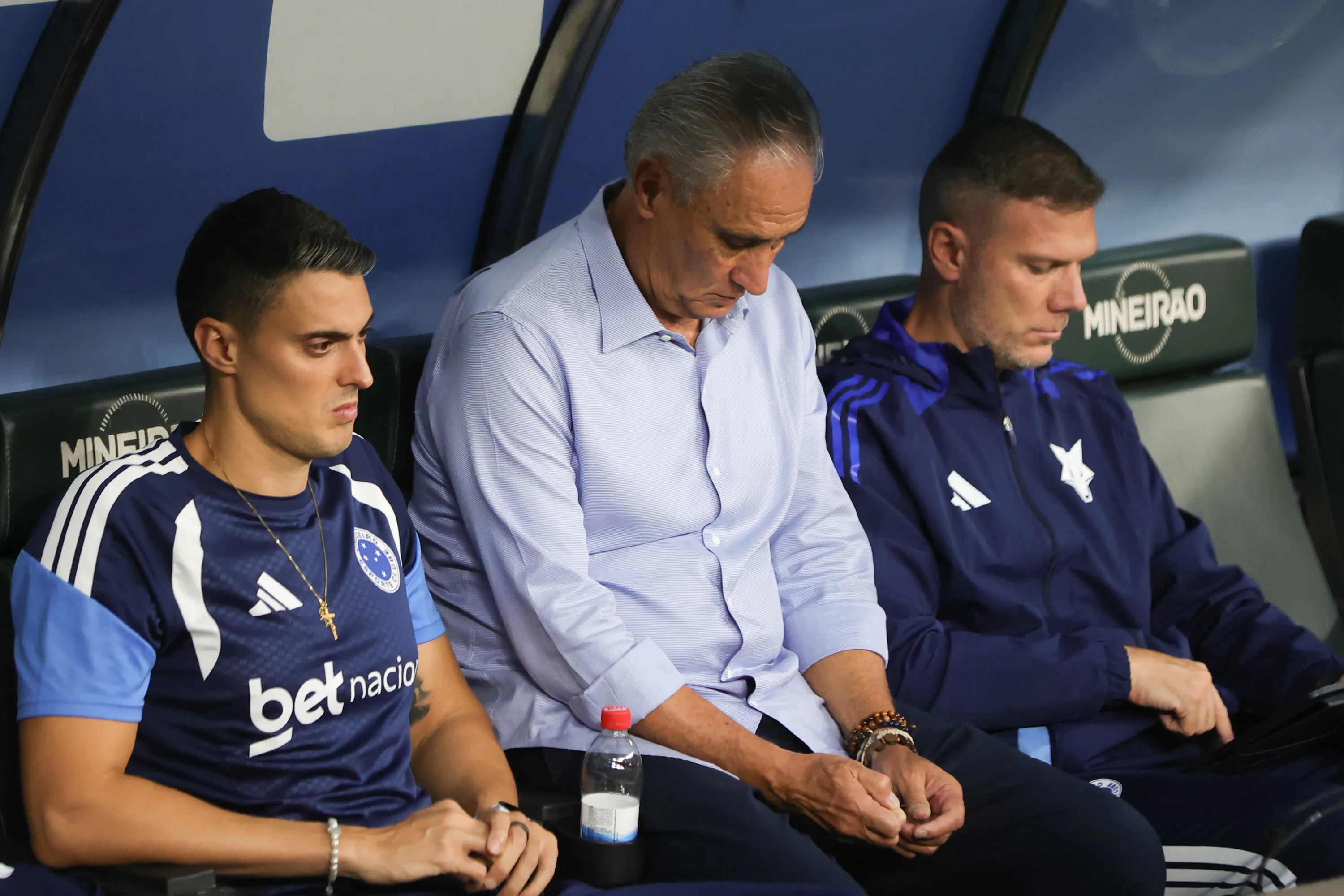 Tite tecnico do Cruzeiro e seu filho Matheus Rizzi Bachi durante partida contra o Pouso Alegre no estadio Mineirao pelo campeonato Mineiro 2026. Foto: Gilson Lobo/AGIF