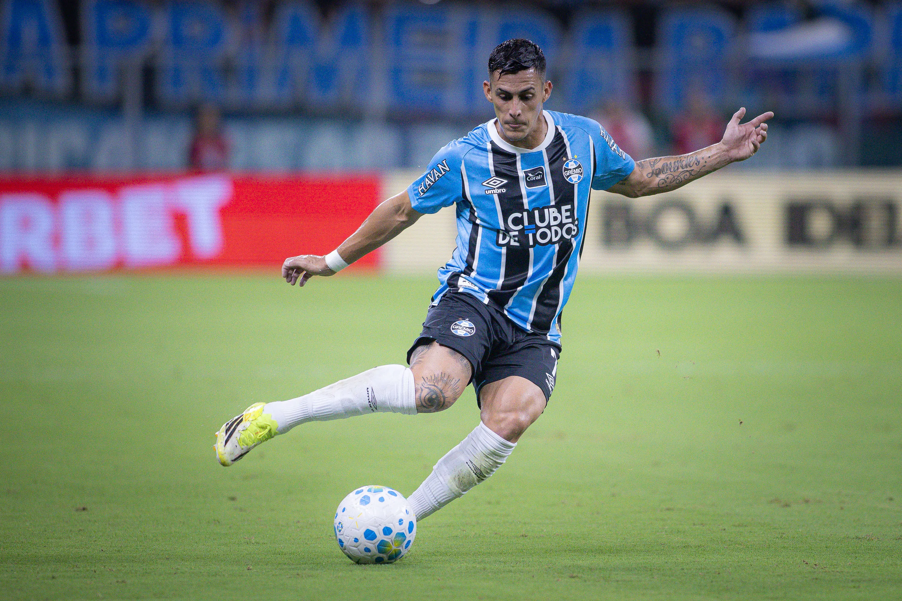 Cristian Pavon jogador do Gremio durante partida contra o Atletico-MG no estadio Arena do Gremio pelo campeonato Brasileiro A 2026. Foto: Maxi Franzoi/AGIF