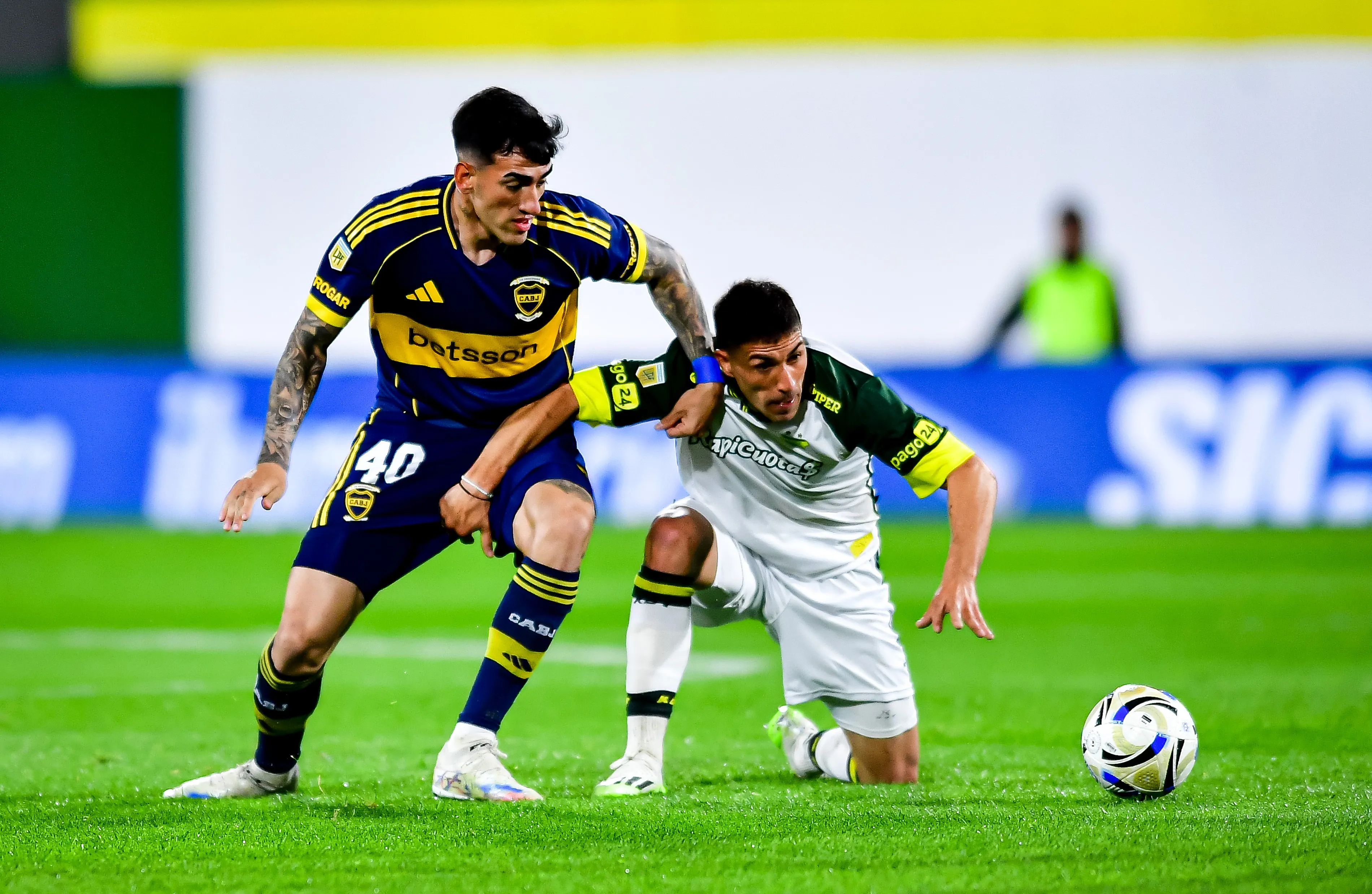 Lautaro Di Lollo e Juan Bautista Miritello durante confronto entre Boca Juniors e Defensa y Justicia. (Photo by Marcelo Endelli/Getty Images)
