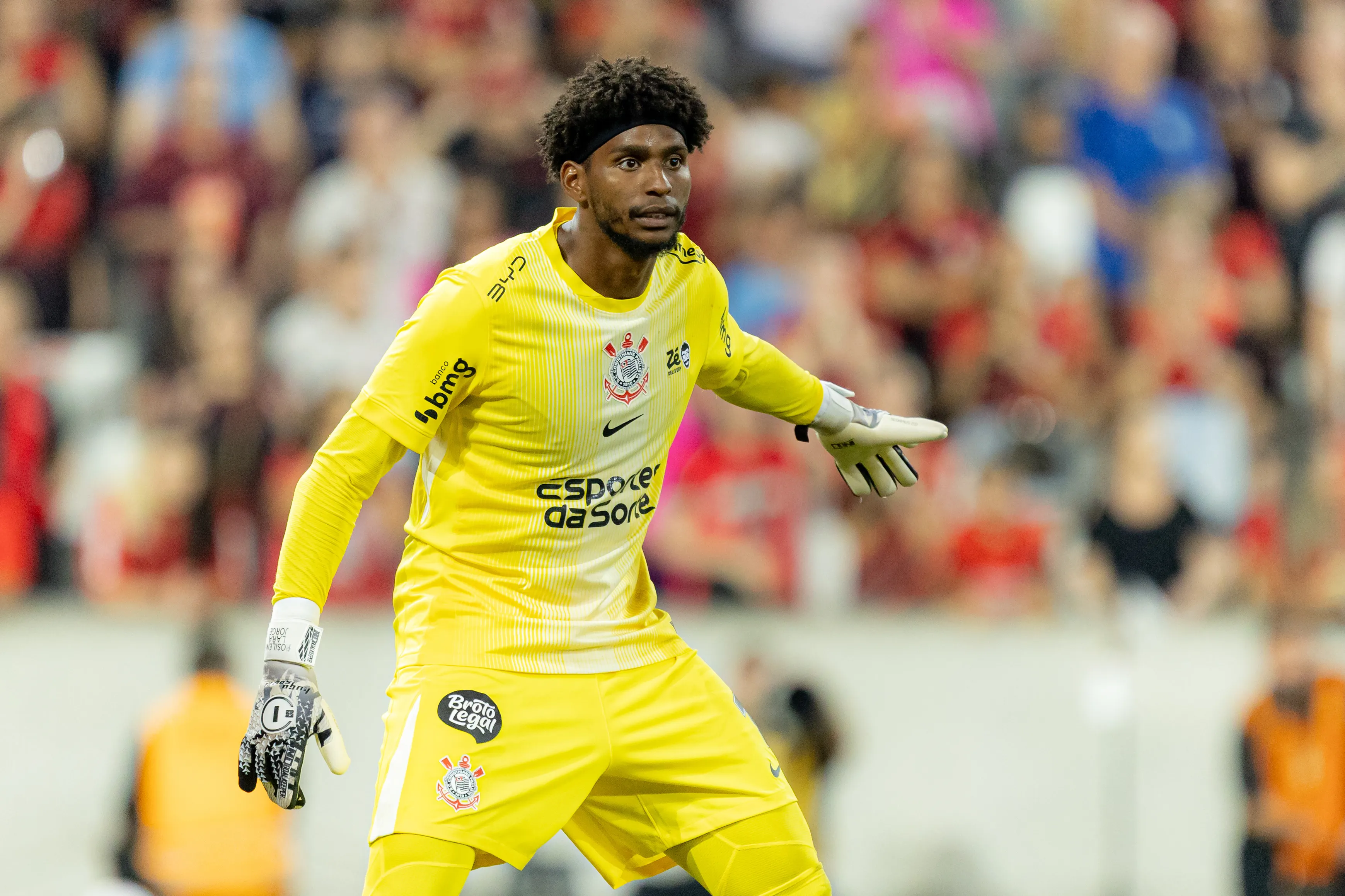 Hugo Souza jogador do Corinthians durante partida contra o Athletico-PR no estadio Arena da Baixada pelo campeonato Brasileiro A 2026. Foto: Paulo De Tarso/AGIF