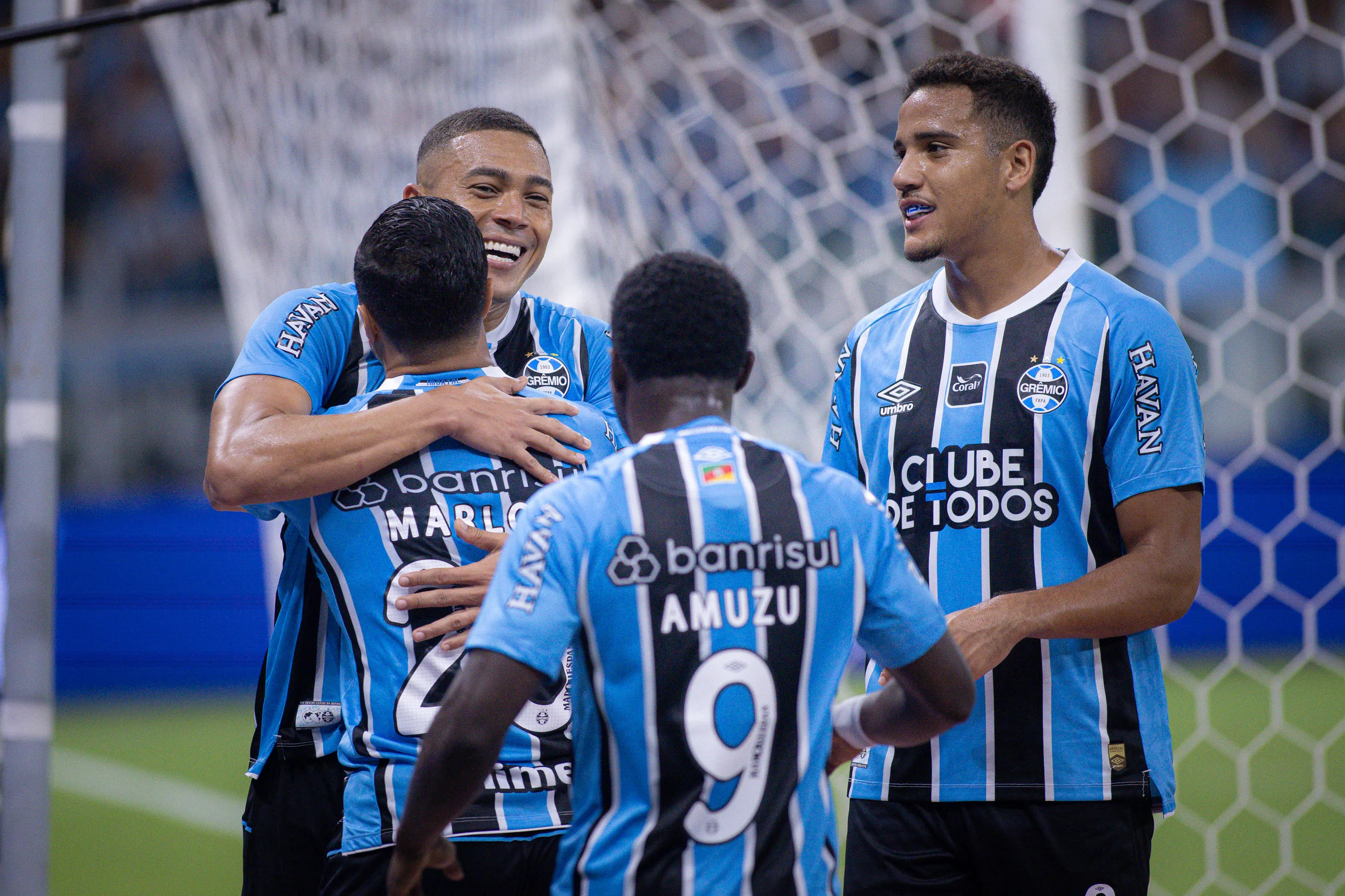 Carlos Vinicius jogador do Gremio comemora seu gol com jogadores do seu time durante partida contra o Internacional no estadio Arena do Gremio pelo campeonato Gaucho 2026. Foto: Maxi Franzoi/AGIF