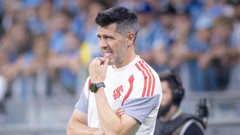 Paulo Pezzolano tecnico do Internacional durante partida contra o Gremio no estadio Arena do Gremio pelo campeonato Gaucho 2026. Foto: Maxi Franzoi/AGIF