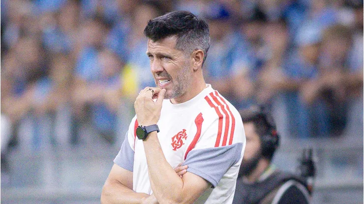 Paulo Pezzolano tecnico do Internacional durante partida contra o Gremio no estadio Arena do Gremio pelo campeonato Gaucho 2026. Foto: Maxi Franzoi/AGIF