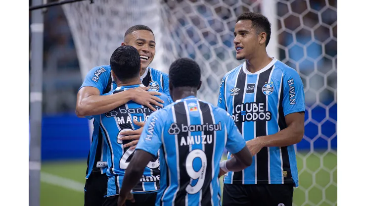 Carlos Vinicius jogador do Gremio comemora seu gol com jogadores do seu time durante partida contra o Internacional no estadio Arena do Gremio pelo campeonato Gaucho 2026. Foto: Maxi Franzoi/AGIF