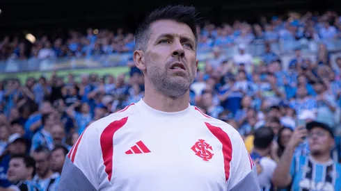 Paulo Pezzolano tecnico do Internacional durante partida contra o Gremio no estadio Arena do Gremio pelo campeonato Gaucho 2026. Foto: Maxi Franzoi/AGIF