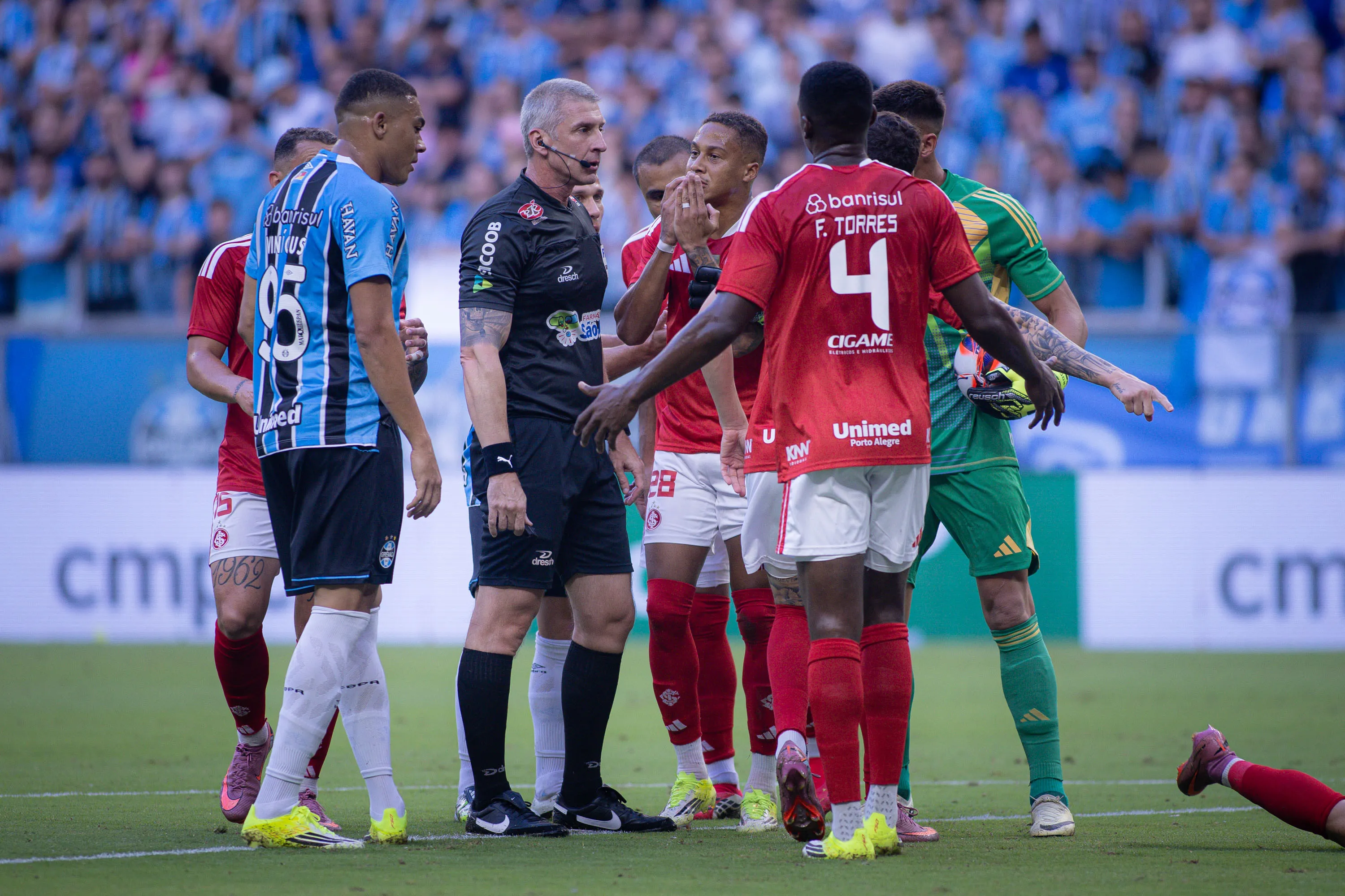 Jogadores do Gremio e do Internacional discutem com Anderson Daronco durante partida no estadio Arena do Gremio pelo campeonato Gaucho 2026. Foto: Maxi Franzoi/AGIF