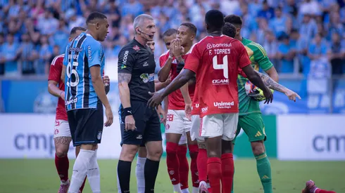 Jogadores do Gremio e do Internacional discutem com Anderson Daronco durante partida no estadio Arena do Gremio pelo campeonato Gaucho 2026. Foto: Maxi Franzoi/AGIF