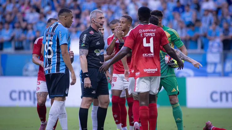 Jogadores do Gremio e do Internacional discutem com Anderson Daronco durante partida no estadio Arena do Gremio pelo campeonato Gaucho 2026. Foto: Maxi Franzoi/AGIF