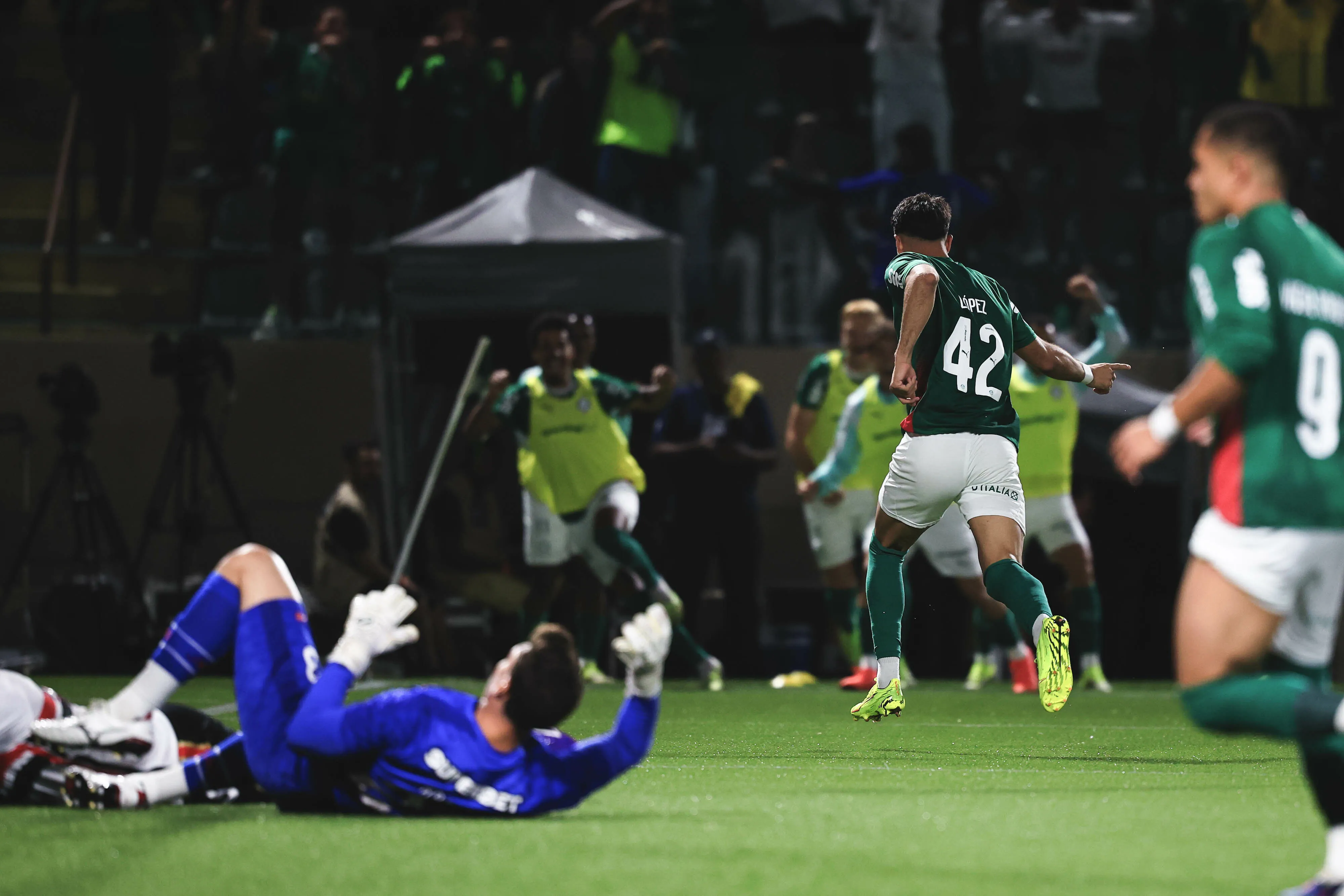 SP – BARUERI – 01/03/2026 – PAULISTA 2026, PALMEIRAS X SAO PAULO – Flaco Lopez jogador do Palmeiras comemora seu gol durante partida contra o Sao Paulo no estadio Arena Barueri pelo campeonato Paulista 2026. Foto: Ettore Chiereguini/AGIF