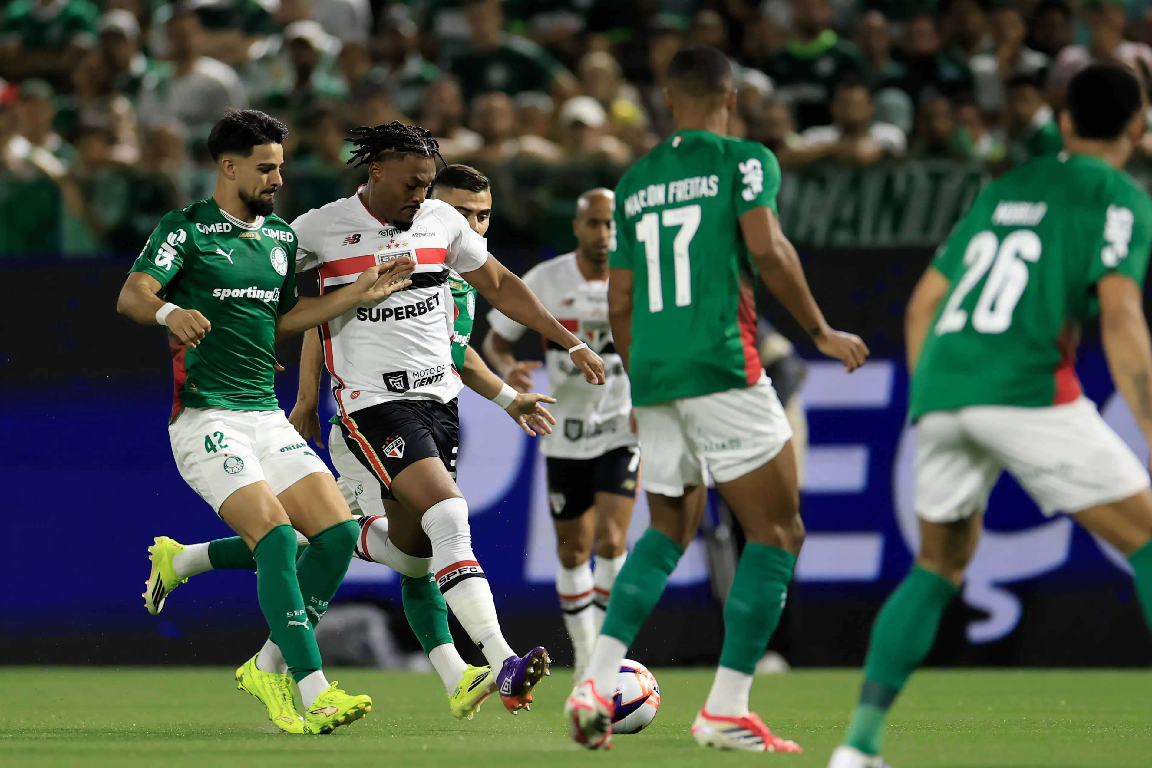 Flaco Lopez jogador do Palmeiras disputa lance com Sabino jogador do Sao Paulo durante partida no estadio Arena Barueri pelo campeonato Paulista 2026. Foto: Marcello Zambrana/AGIF