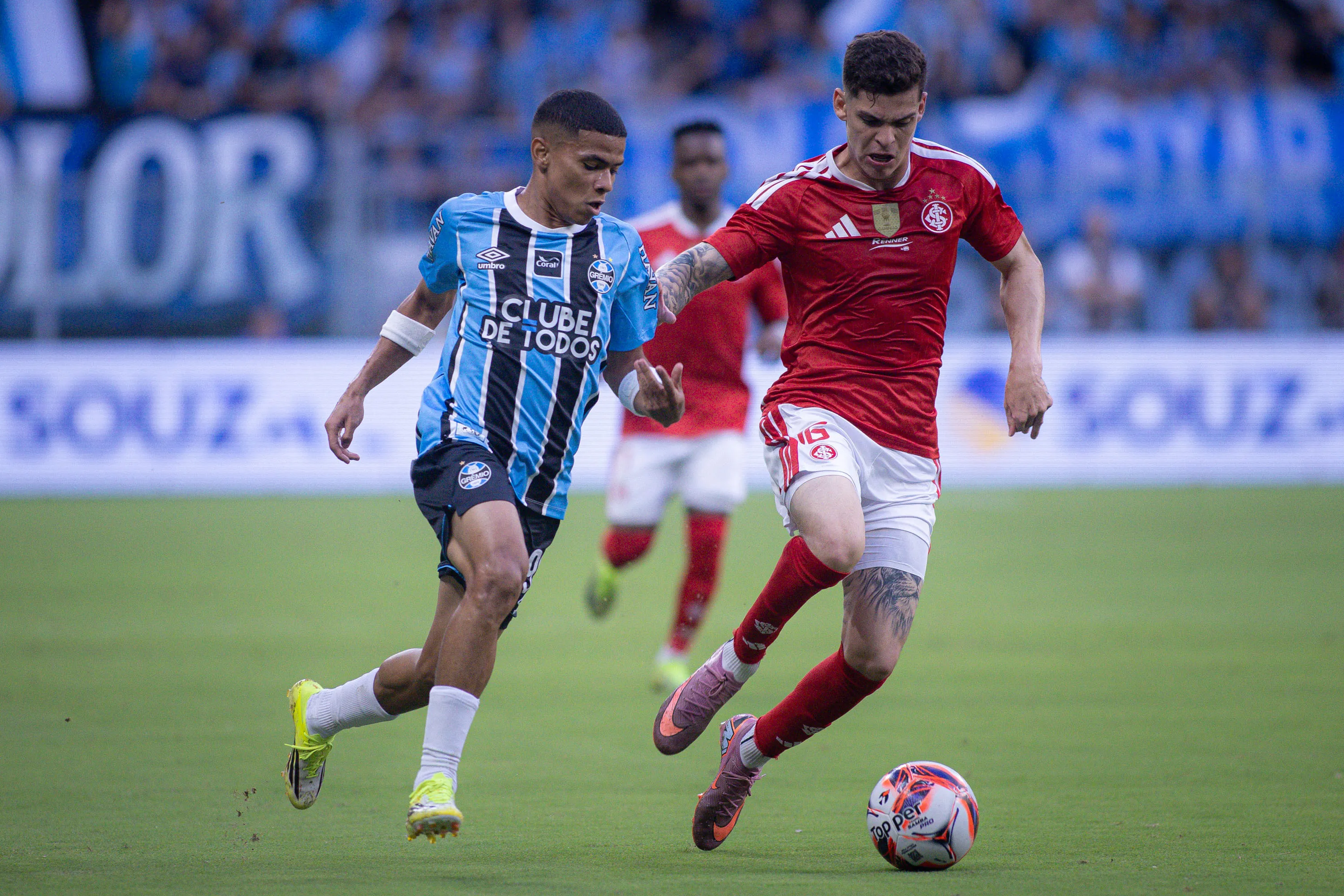 RS – PORTO ALEGRE – 01/03/2026 – GAUCHO 2026, GREMIO X INTERNACIONAL – Jose Enamorado jogador do Gremio disputa lance com Ronaldo jogador do Internacional durante partida no estadio Arena do Gremio pelo campeonato Gaucho 2026. Foto: Maxi Franzoi/AGIF