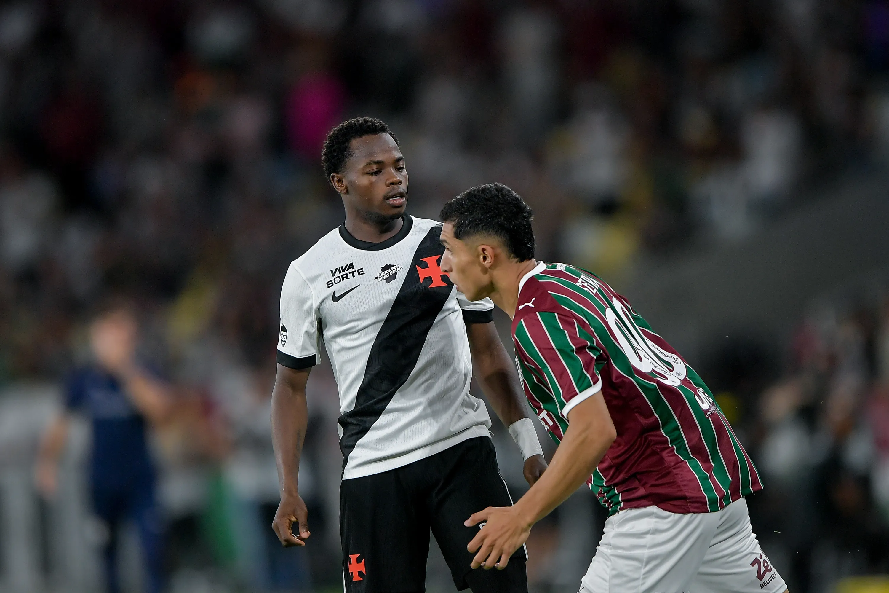 Kevin Serna jogador do Fluminense disputa lance com Andres Gomez jogador do Vasco durante partida no estadio Maracana pelo campeonato Carioca 2026. Foto: Thiago Ribeiro/AGIF