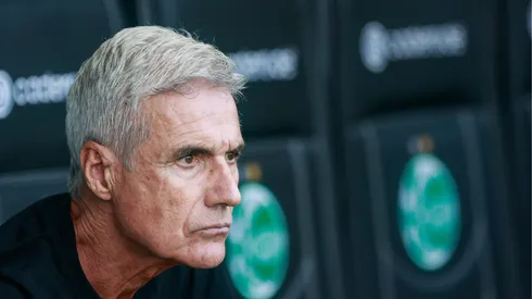 Luís Castro técnico do Grêmio durante partida contra o Juventude no estádio Alfredo Jaconi pelo campeonato Gaúcho 2026. Foto: Luiz Erbes/AGIF