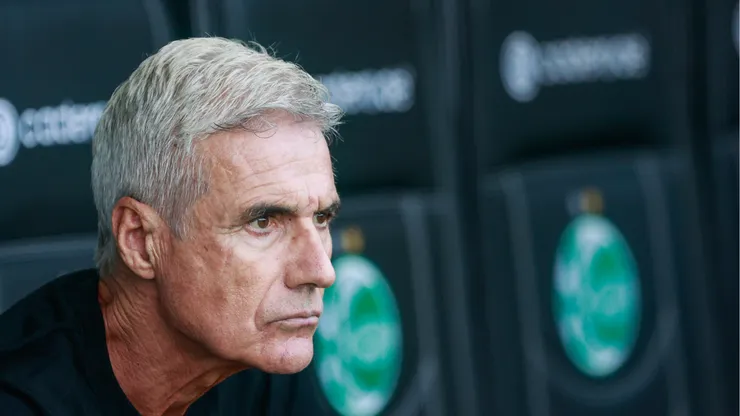 Luís Castro técnico do Grêmio durante partida contra o Juventude no estádio Alfredo Jaconi pelo campeonato Gaúcho 2026. Foto: Luiz Erbes/AGIF
