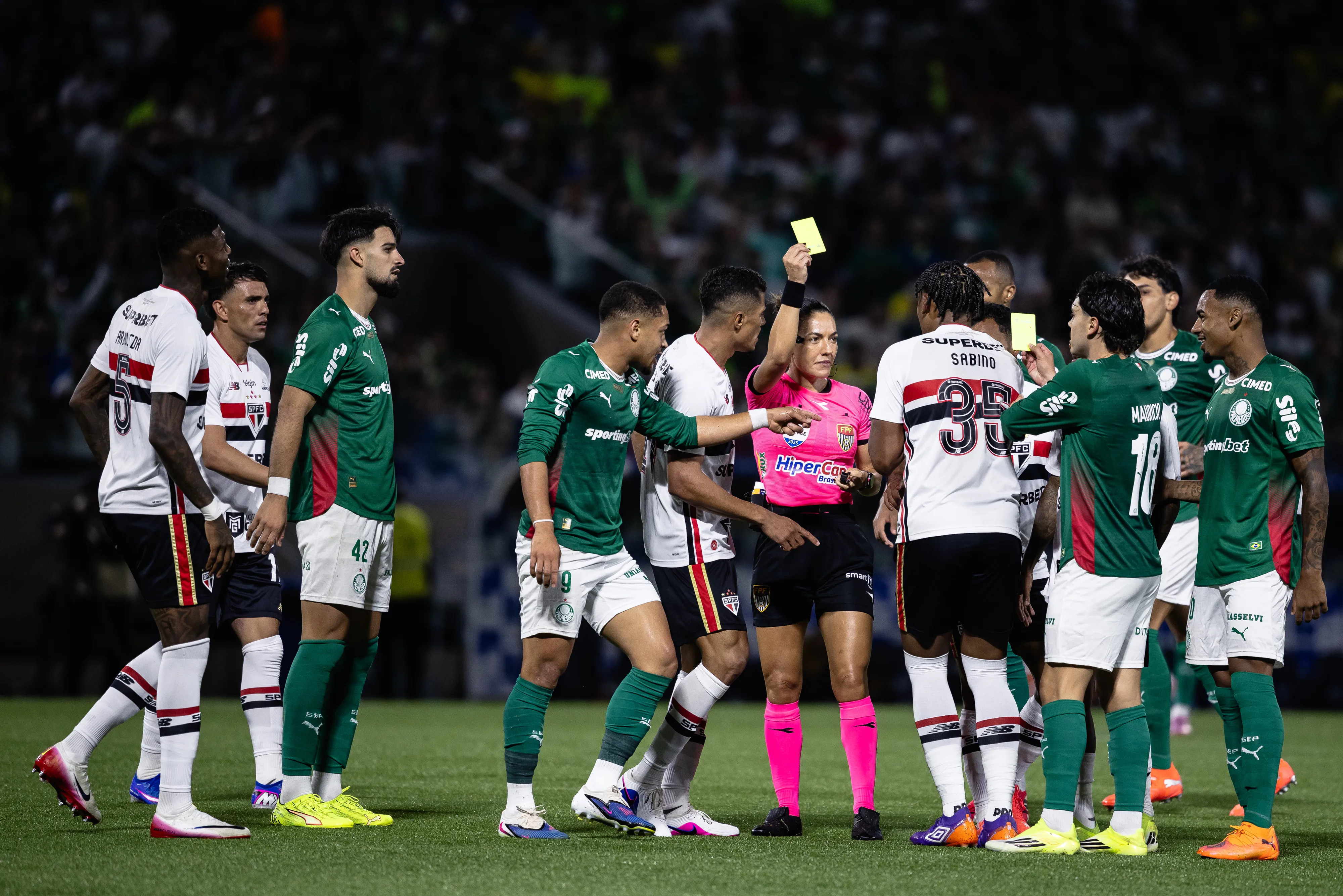 SP – BARUERI – 01/03/2026 – PAULISTA 2026, PALMEIRAS X SAO PAULO – O arbitro Daiane Muniz durante partida entre Palmeiras e Sao Paulo no estadio Arena Barueri pelo campeonato Paulista 2026. Foto: Ettore Chiereguini/AGIF