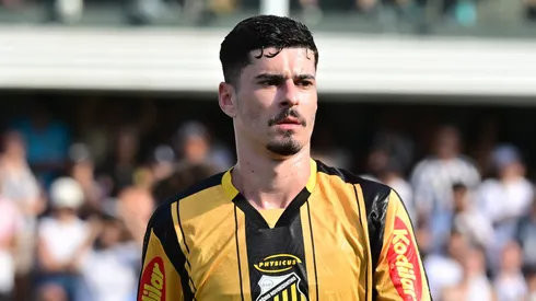 Rômulo jogador do Novorizontino durante partida contra o Santos no estádio Vila Belmiro pelo campeonato Paulista 2026. Foto: Jota Erre/AGIF