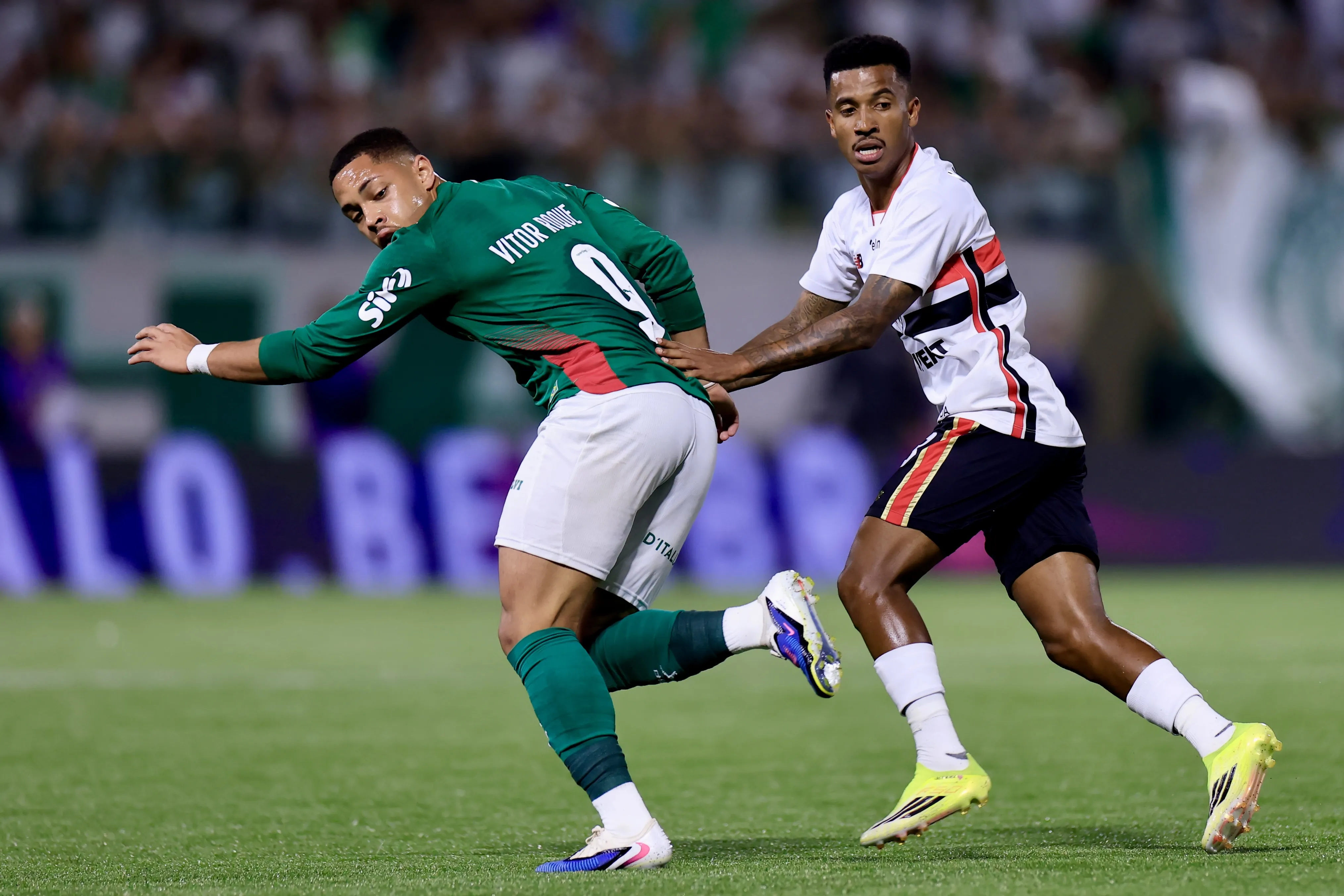 SP – BARUERI – 01/03/2026 – PAULISTA 2026, PALMEIRAS X SAO PAULO – Vitor Roque jogador do Palmeiras disputa lance com Marcos Antonio jogador do Sao Paulo durante partida no estadio Arena Barueri pelo campeonato Paulista 2026. Foto: Marcello Zambrana/AGIF